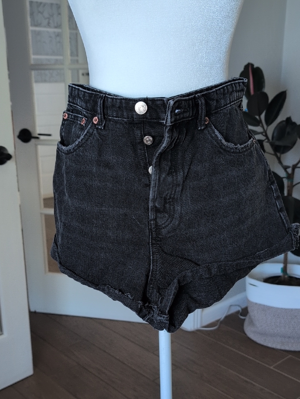 Zara Women's High-Waist Cut Off Black Denim Size 8 Shorts